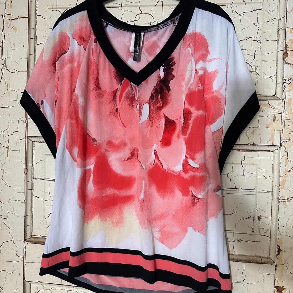 V-Neck Short Sleeve Floral Tee in Coral and White with Black Trim